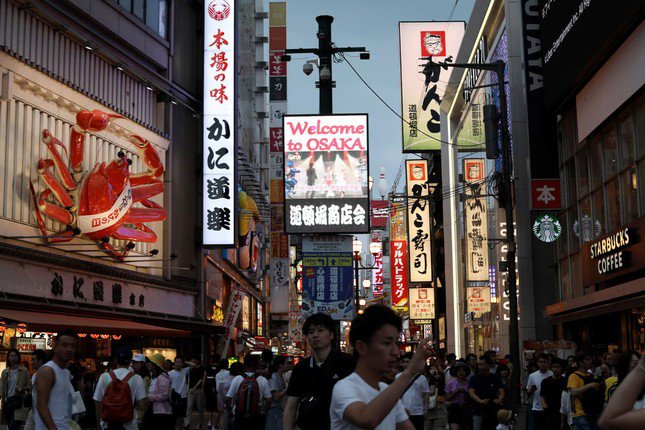 Du khách đến thăm Đền Sensoji ở quận Asakusa của Tokyo vào ngày 17/ 7. Ảnh: EPA-EFE.