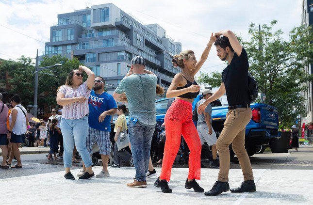 Mọi người nhảy múa trong lễ hội đường phố Mỹ Latinh kéo dài hai ngày tại Toronto, Canada, vào ngày 6/7. Ảnh: Xinhua.