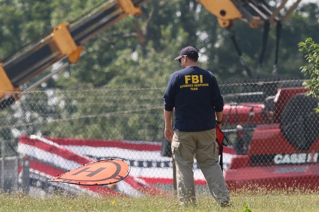 Một nhân viên thu thập bằng chứng của FBI tại hiện trường sau vụ ám sát hụt ông Trump - Ảnh: REUTERS