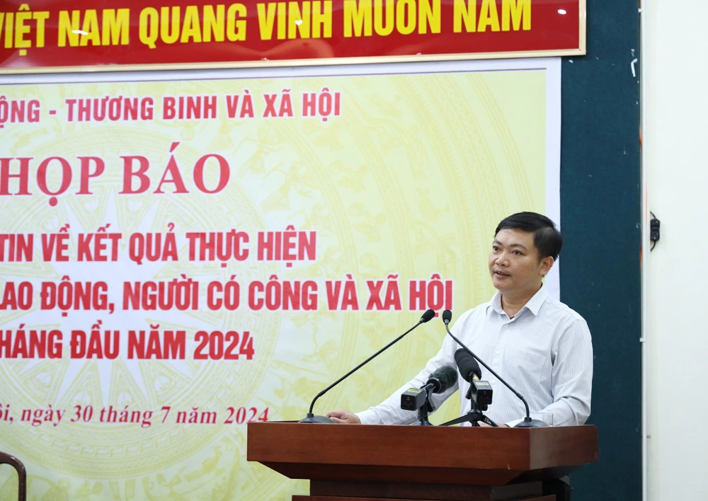 Ông Nguyễn Duy Cường, Phó Vụ trưởng Vụ Bảo hiểm xã hội (Bộ LĐ-TB&XH) trả lời các câu hỏi của phóng viên. Ảnh: V.LONG