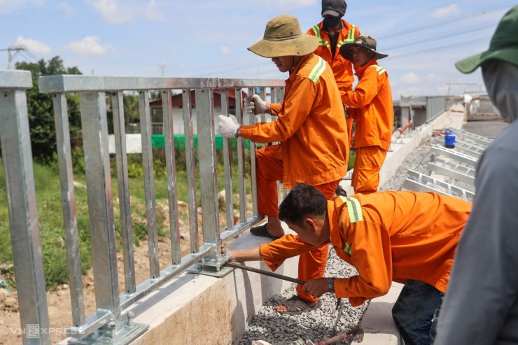 Nhóm công nhân lắp đặt những đoạn lan can cuối cùng vào sáng 30/11.