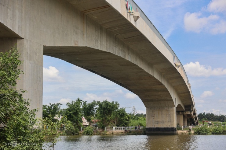 Tĩnh không cầu cao khoảng 7 m, giúp tàu thuyền di chuyển dễ dàng hơn.