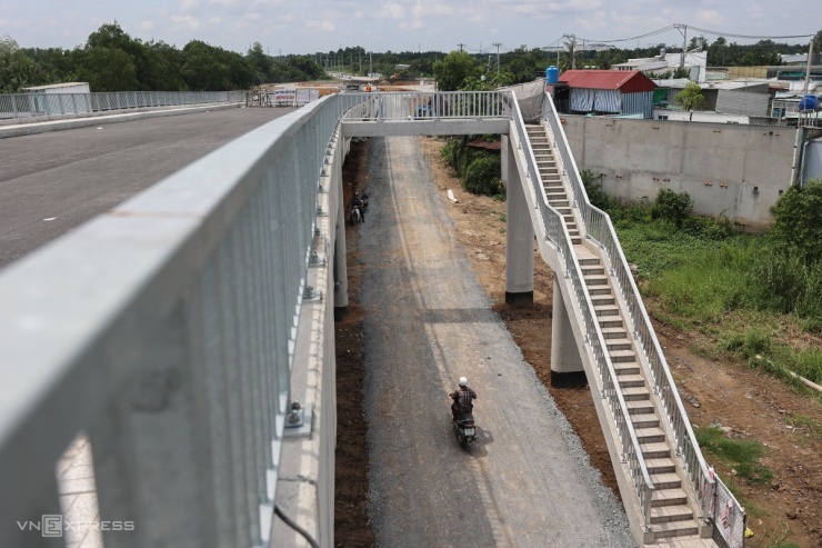 Công trình có một cầu dành cho người đi bộ lắp đặt ở phía gần đường Nguyễn Bình đã hoàn thiện.