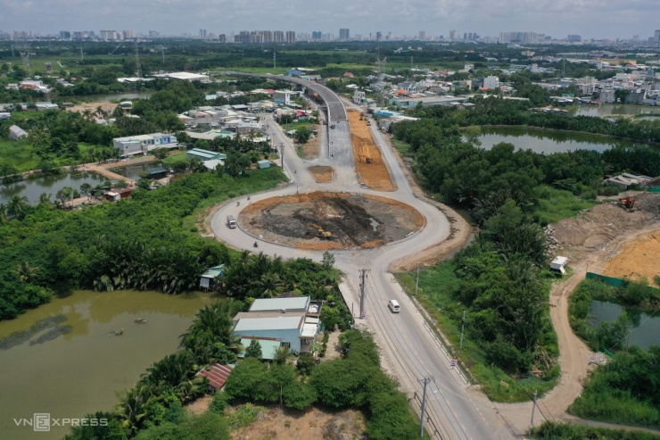 Một vòng xoay kết nối các đường dẫn lên cầu với đường Nguyễn Bình đang ở những hạng mục cuối, chờ thảm nhựa.