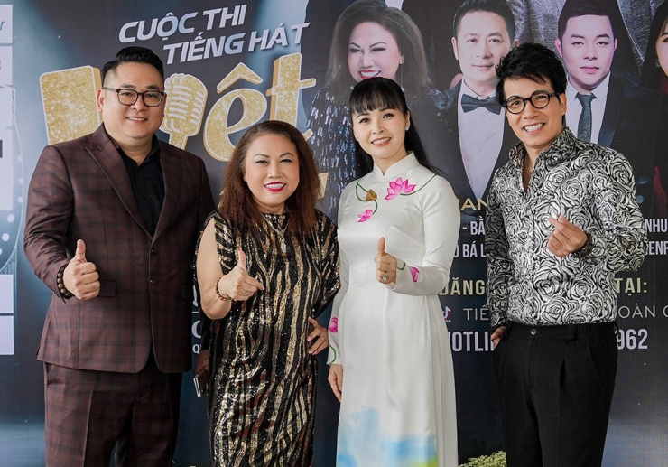 Ca sĩ Trang Nhung, Hồ Quang 8 cũng góp mặt trên ghế nóng.