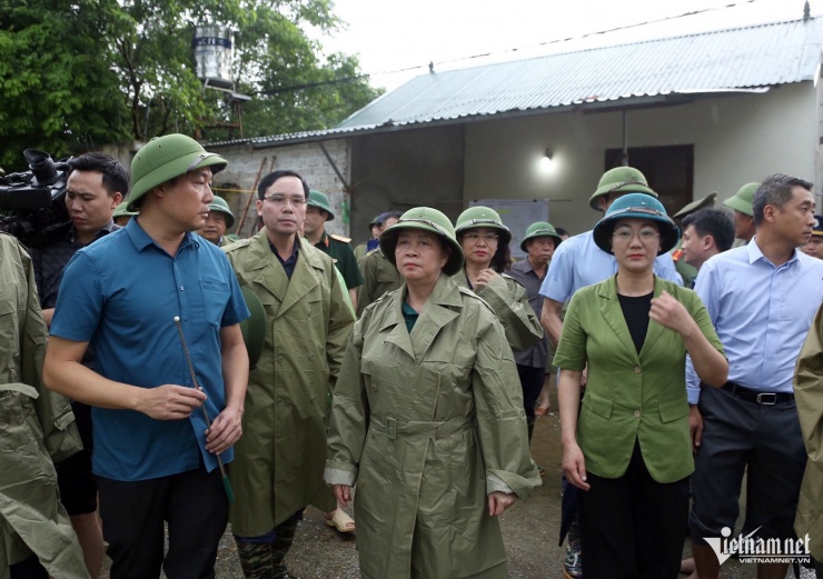 Bí thư Thành ủy Hà Nội Bùi Thị Minh Hoài kiểm tra 'rốn lũ' huyện Chương Mỹ. Ảnh: Quang Phong