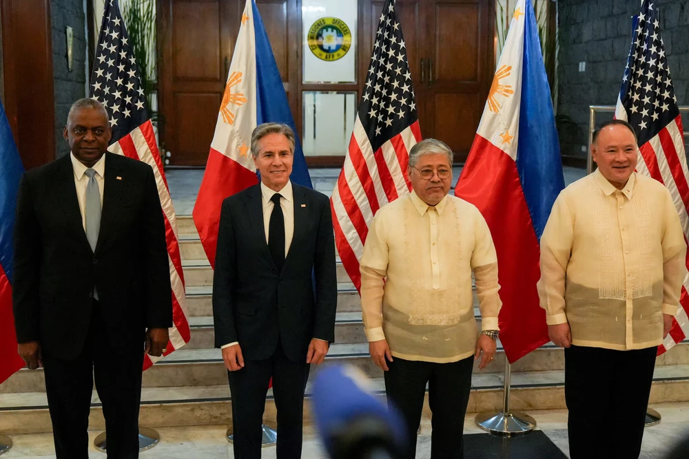 Từ trái sang phải: Bộ trưởng Quốc phòng Mỹ Lloyd Austin, Ngoại trưởng Mỹ Antony Blinken, Ngoại trưởng Philippines Enrique Manalo và Bộ trưởng Quốc phòng Philippines Gilberto Teodoro tại Philippines ngày 30-7. Ảnh: REUTERS