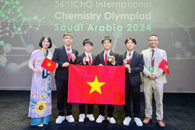 Tân sinh viên Trường Đại học Khoa học và Công nghệ Hà Nội (USTH) giành huy chương vàng Olympic hóa học quốc tế 2024 - 1