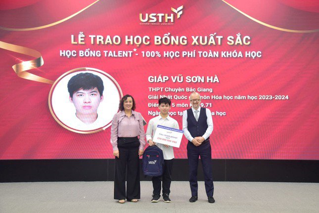 GS Jean Marc Lavest - Hiệu trưởng chính USTH và GS.TS Đinh Thị Mai Thanh - Hiệu trưởng USTH - trao học bổng cho Giáp Vũ Sơn Hà.