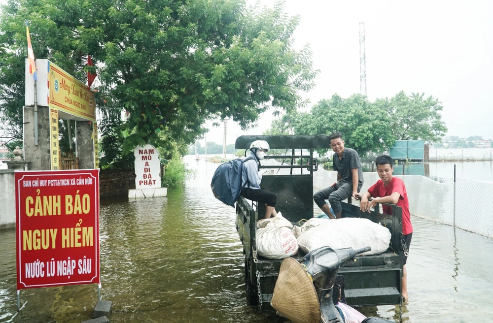 Việc ngập lụt kéo dài ảnh hưởng rất lớn đến đời sống nhân dân. Ảnh: PHI HÙNG