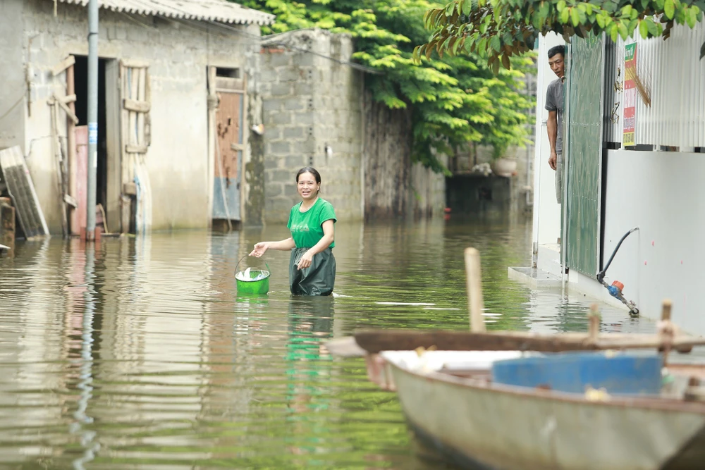 Hơn một tuần qua, một số khu vực thuộc các huyện ngoại thành Hà Nội vẫn ngập sâu trong nước. Ảnh: PHI HÙNG