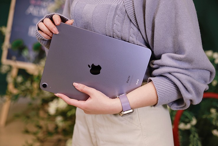 The iPad Air M1 looks quite stylish when used.