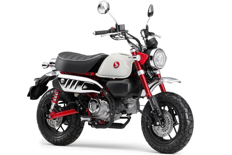 2. Honda Monkey 125 trang bị động cơ đơn xi lanh, 4 thì, SOHC, 2 valve, làm mát bằng không khí, dung tích 123cc. Xe có chiều cao yên ngồi dễ tiếp cận 776 mm và trọng lượng xe 104 kg. Thân hình xe độc đáo, hộp số được nâng cấp lên loại 5 cấp và có ABS đem lại cảm giác lái thoải mái trong nhiều điều kiện đường đi. Dòng “xế khỉ” Monkey 125 được nhập về thị trường Việt Nam với giá khá đắt, thích hợp với dân chơi xe độc lạ và có nhiều tiền.