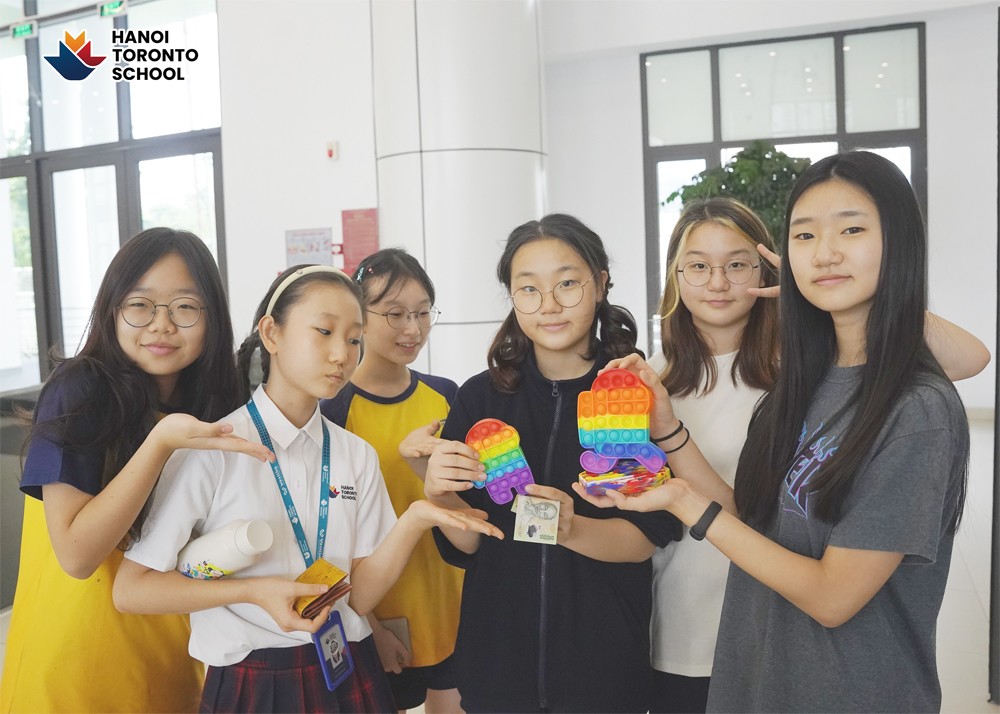 Câu lạc bộ Hội học sinh Hà Nội Toronto School gây quỹ cho Làng Trẻ Em SOS qua việc bán các món đồ chơi dễ thương tại hội chợ