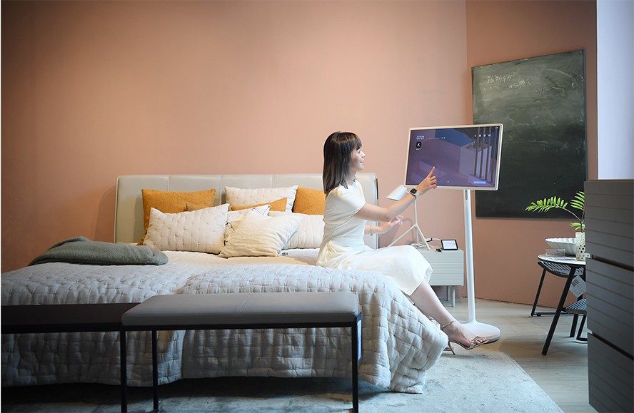 Neutral colors, simple design lines, convenient wireless connection are a few advantages that users need to pay attention to when choosing technology devices that help blend well with the interior of the house.