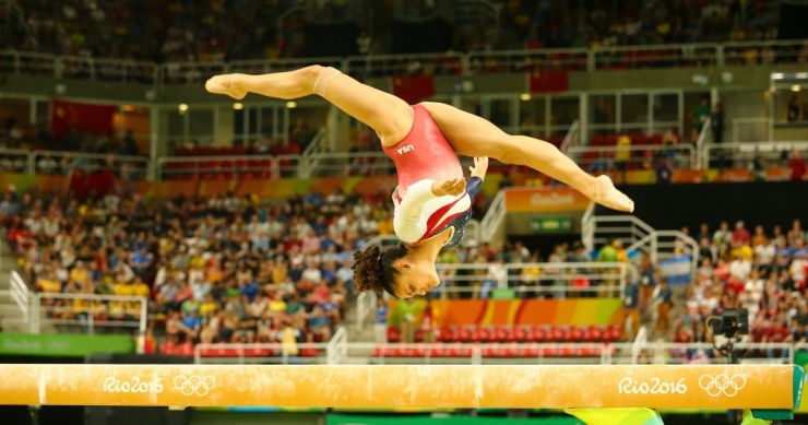 Nhà vô địch Olympic Laurie Hernandez của đội tuyển Mỹ thi đấu tại Thế vận hội Olympic Rio 2016.