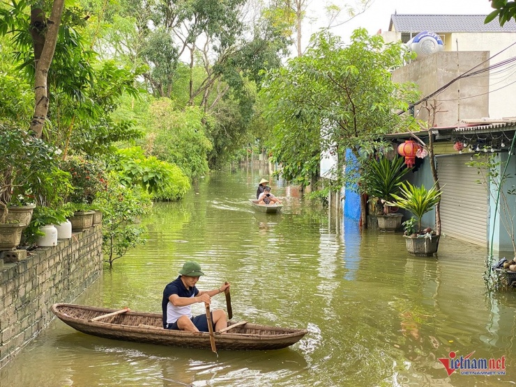 6 ngày không ngủ ở nhà, thức đến 1h sáng trông xe miễn phí giúp dân vùng lụt - 9