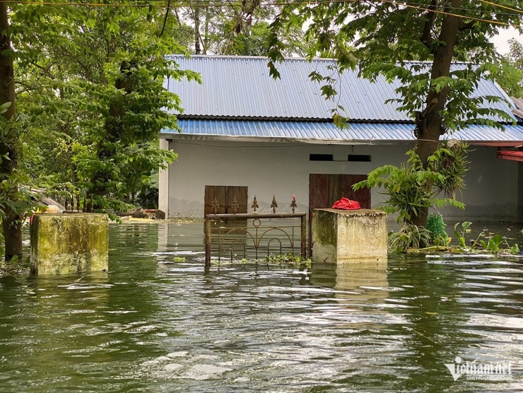 Nhiều nơi ngập sâu, xe chuyên chở không thể vào