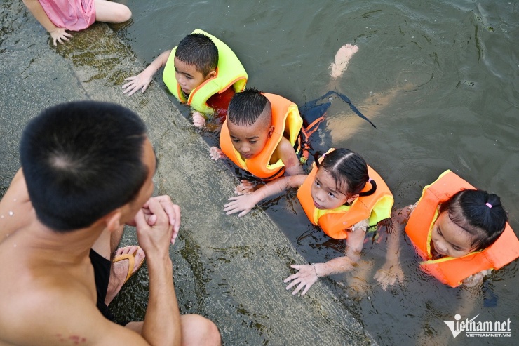 Cánh đồng, đường làng thành nơi nhào lộn, bơi lội những ngày ngập lụt - 4