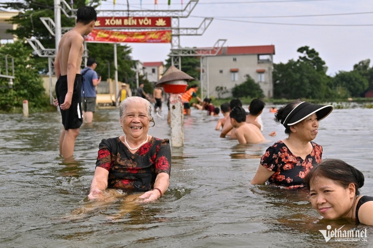 Nhiều người cao tuổi cũng ra đây ngâm nước, chuyện trò rôm rả.