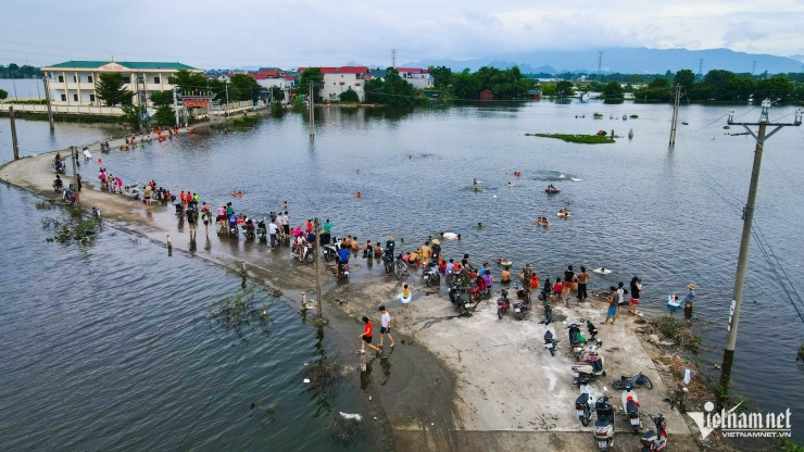 Đến chiều 31/7, nước đã rút được khá nhiều, nhưng hai bên cánh đồng vẫn ngập.