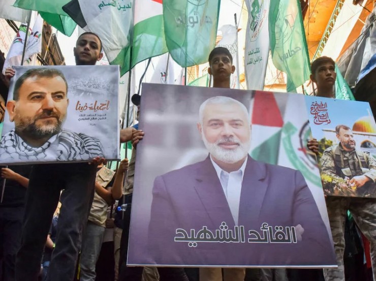 Người biểu tình vẫy cờ và cầm ảnh của nhà lãnh đạo chính trị Hamas Ismail Haniyeh (ở giữa) trong cuộc biểu tình ngày 31/7/2024 tại Beirut, Lebanon. Ảnh: Getty Images