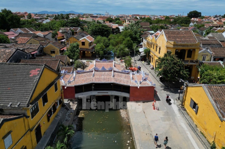 Sau trùng tu, di tích Chùa Cầu không lệch tông so với tổng thể kiến trúc khu vực Hội An, Quảng Nam. Ảnh: Hoài Văn.