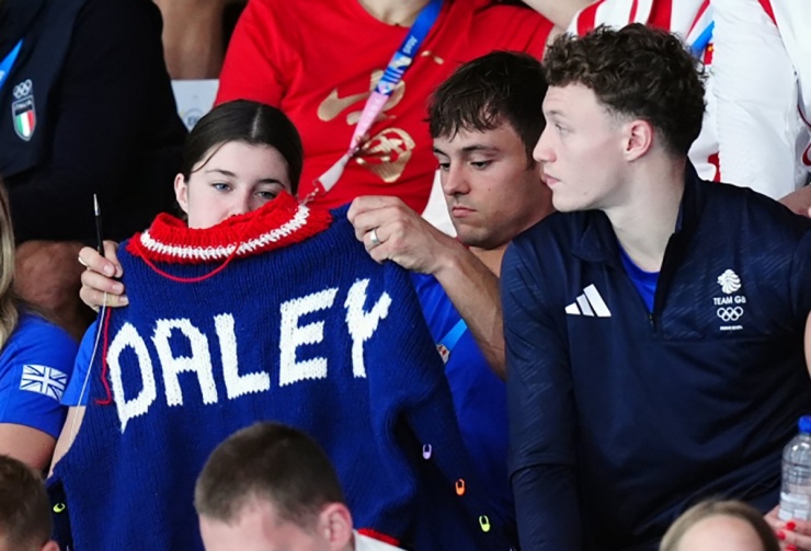 Tom Daley sở hữu kỹ năng đan len không thua kém các nghệ nhân chuyên nghiệp. Anh có một trang web và tài khoản Instagram để giới thiệu và bán các sản phẩm mình làm ra.