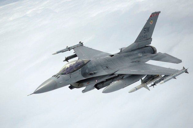 Báo Mỹ: Lô máy bay chiến đấu F-16 đầu tiên đã đến Ukraine - 1