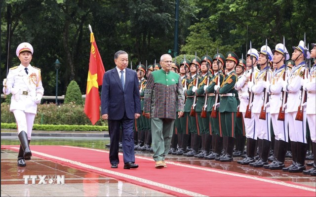 Chủ tịch nước Tô Lâm và Tổng thống José Ramos-Horta duyệt Đội Danh dự Quân đội nhân dân Việt Nam. Ảnh: TTXVN