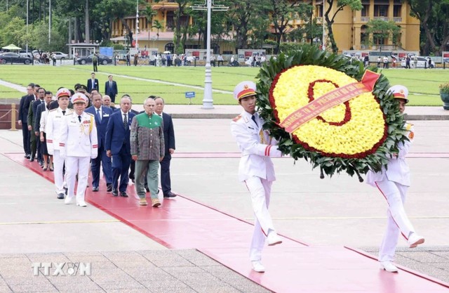 Tổng thống José Ramos-Horta đến đặt vòng hoa và vào lăng viếng Chủ tịch Hồ Chí Minh. Ảnh: TTXVN