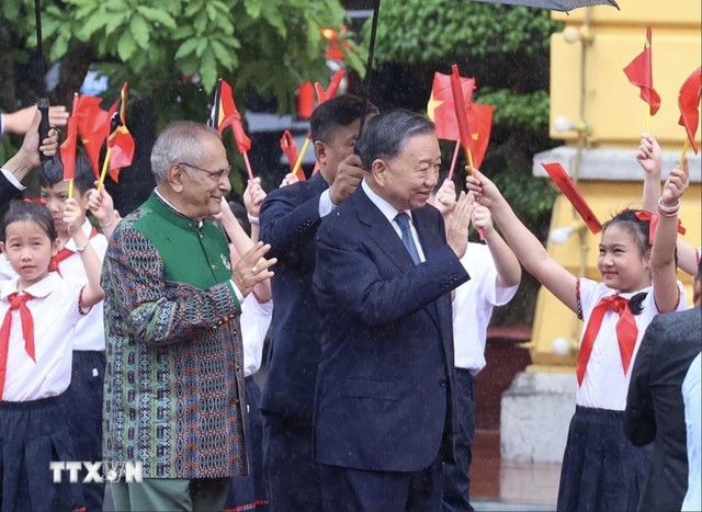 Chủ tịch nước Tô Lâm và Tổng thống José Ramos-Horta với các cháu thiếu nhi Hà Nội tại lễ đón. Ảnh: TTXVN