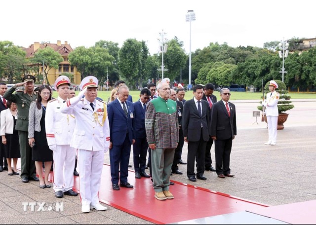 Tổng thống José Ramos-Horta đến đặt vòng hoa và vào lăng viếng Chủ tịch Hồ Chí Minh. Ảnh: TTXVN