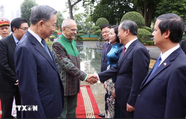 Chủ tịch nước Tô Lâm giới thiệu với Tổng thống José Ramos-Horta thành viên đoàn Việt Nam tại lễ đón. Ảnh: TTXVN