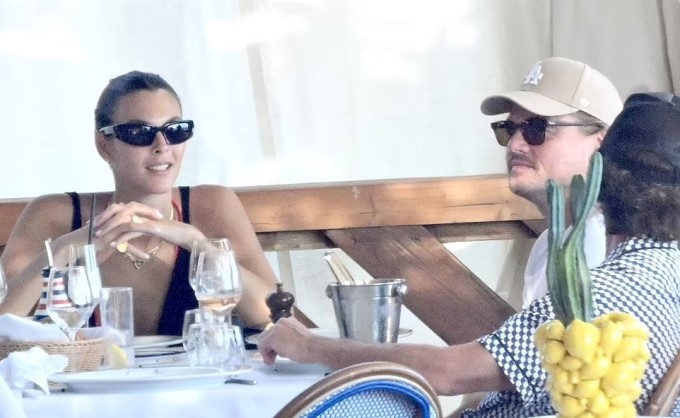 Leonardo DiCaprio và siêu mẫu Vittoria Ceretti thưởng thức bữa trưa tại một nhà hàng ở Nerano, Italy, hôm 31/7. Tài tử mặc áo phông trắng, đội mũ lưỡi trai trong khi người đẹp 26 tuổi mặc bikini cam kết hợp váy đen.