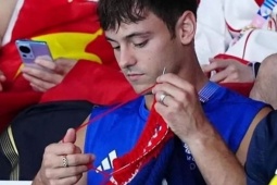 'Nam thần' Tom Daley miệt mài đan len qua các kỳ Olympic