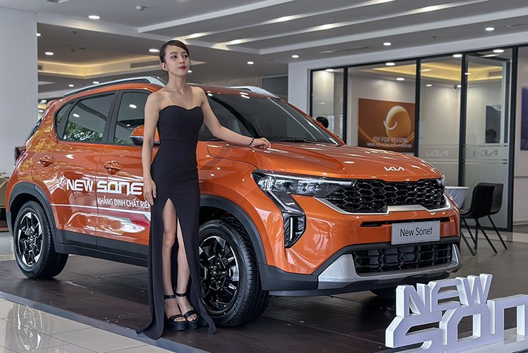 Kia Sonet 2024 được giới thiệu với ba phiên bản là Deluxe, Luxury và Premium, trong đó phiên bản cao cấp Premium có mức giá lên tới 619 triệu đồng.
 