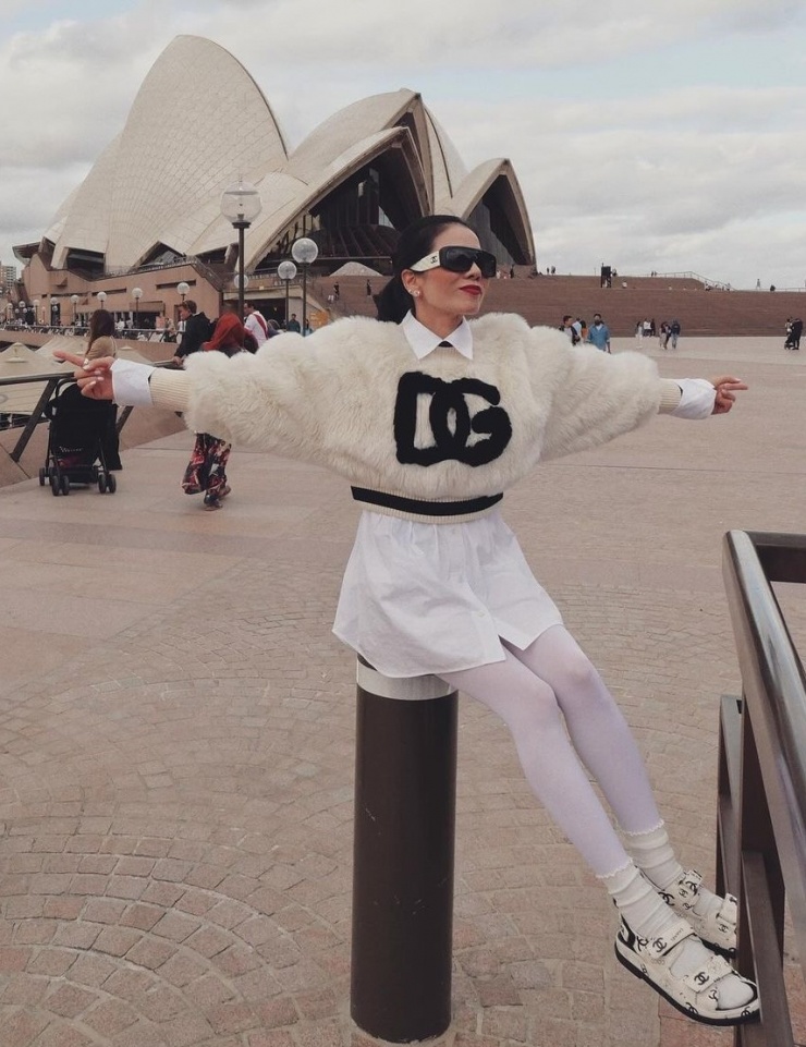 Giọng ca Hà Nội diện mốt giấu quần với sơ mi dáng dài, crop top lông vũ của Dolce & Gabbana ở Nhà hát Opera Sydney.