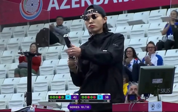 Đoạn video Kim Ye Ji thi đấu tại giải vô địch thế giới ISSF World Cup, nội dung sở trường 25 m súng ngắn, cũng được chia sẻ lại và thành “cơn sốt”. Trong video, Ye Ji đội mũ lưỡi trai ngược, đeo kính chuyên dụng che một bên mắt, kết hợp cùng đồng phục thi đấu, tay đút túi quần, thể hiện sự tập trung cao độ.