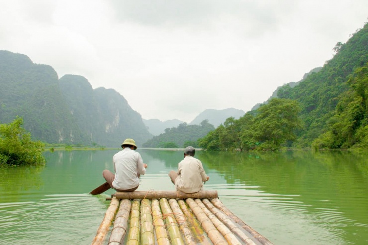 Nếu thung lũng ngập nước du khách cho thể thưởng ngoạn cảnh đẹp Đồng Lâm bằng thuyền bè.