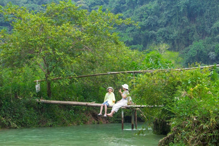 Mùa mưa nước lên bất chợt nhưng không vì vậy mà mỗi chuyến đi trở nên bớt thú vị.