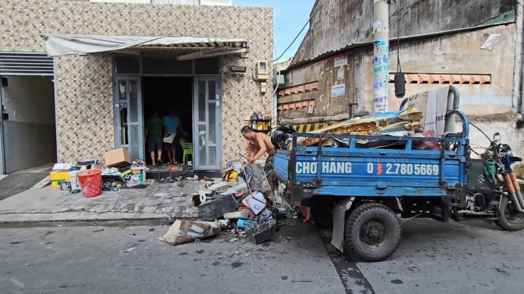 Đến sáng ngày 2-8, người thuê phòng trọ bị cháy đã dọn dẹp tài sản, vật dụng. Ảnh: HT