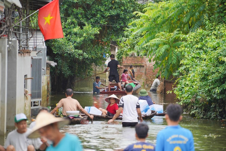 Chiều ngày 2/8, tại thôn Nhân Lý (xã Nam Phương Tiến, huyện Chương Mỹ) mực nước đã giảm so với những ngày trước nhưng người dân vẫn phải di chuyển bằng thuyền.