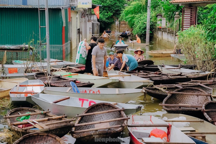 Người dân tập kết thuyền ở đầu thôn Nhân Lý chờ tiếp nhận hàng cứu trợ từ chính quyền, đoàn thể và các nhà hảo tâm.