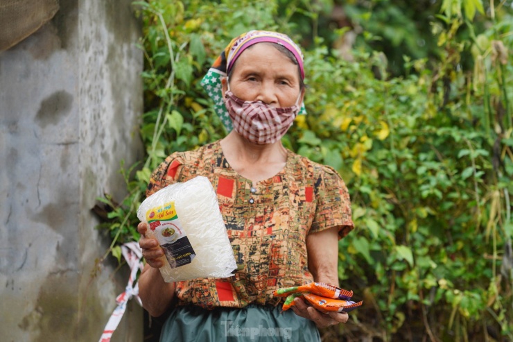 Bà Phùng Thị Liên (thôn Nhân Lý) không giấu được niềm vui và xúc động khi nhận được sự hỗ trợ kịp thời. 