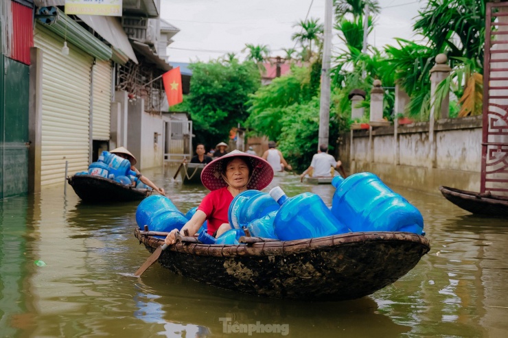 Nước sạch trở nên quý giá, được người dân chắt chiu dùng cho ăn uống, sinh hoạt.