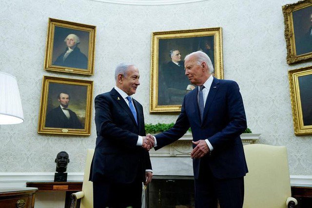 Tổng thống Mỹ Joe Biden bắt tay Thủ tướng Israel Benjamin Netanyahu trong cuộc gặp tháng 7. Ảnh: Reuters