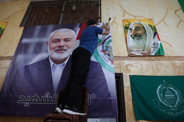 Ảnh của thủ lĩnh Ismail Haniyeh được treo tại Lebanon hôm 31-7. Ảnh: Reuters