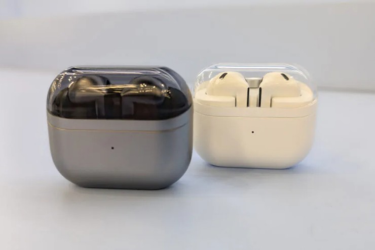 Galaxy Buds3 (left) and AirPods headphones (right).