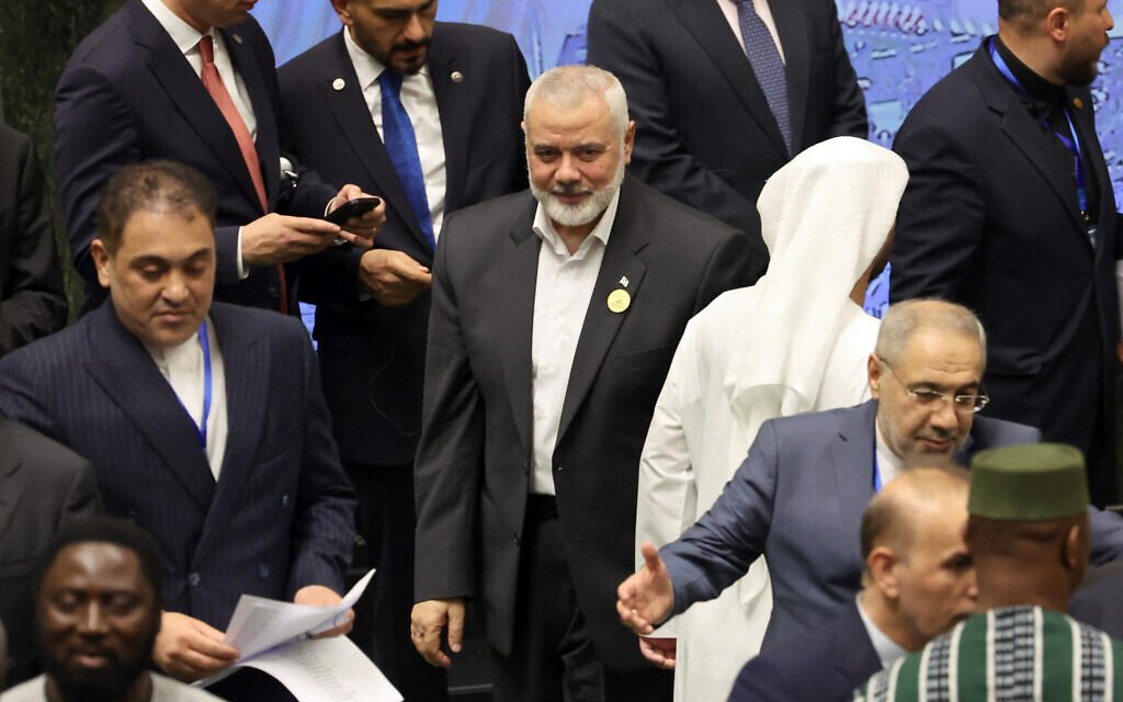 Thủ lĩnh Hamas Ismail Haniyeh dự lễ nhậm chức của tân Tổng thống Iran trước khi bị ám sát. Ảnh: AFP.